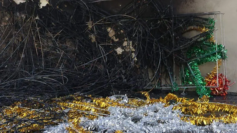 Fuego en adornos navideños bajo el puente Xallitic